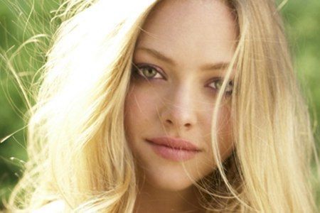 Előtörténet - Charlotte Bates Amanda-Seyfried1