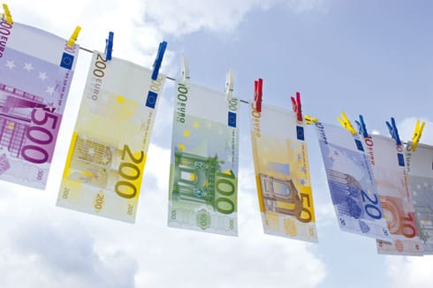 Le Vatican fait tranquillou son blanchiment d'argent, c'est des milliards qui circulent Blanchiment-Argent-Euros-iStock4209343