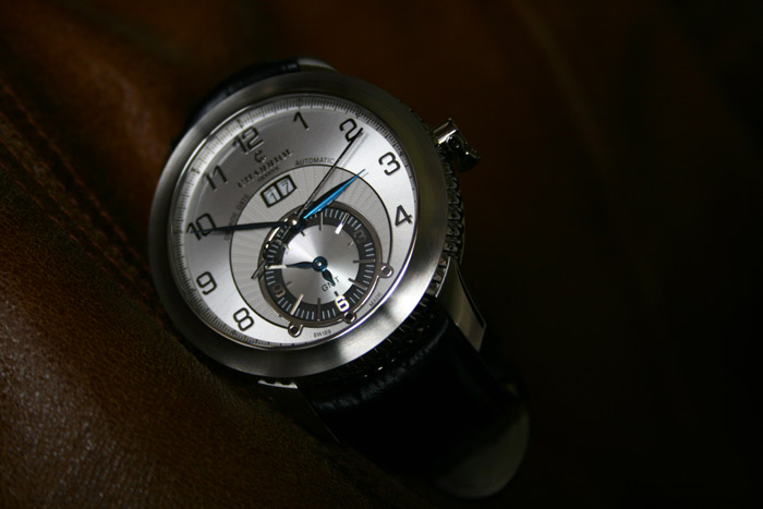 Vos plus belles photos avec aiguilles bleues - Page 15 Montre-GMT-Charriol-Columbus-Grande-Date