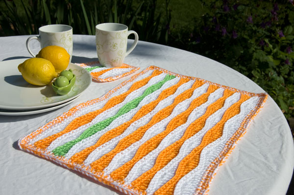 دواسه تجنن بلونين تصلح كمفرش Summer-Waves-Placemat-and-Coaster-on-table