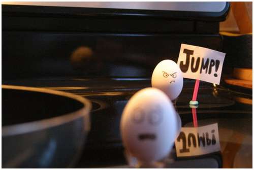 فن الرســم على البيــض EGGS ART      Funny-and-Clever-Egg-Photography-19