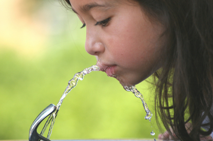 to je jae? - Page 21 Girl-drinking-water