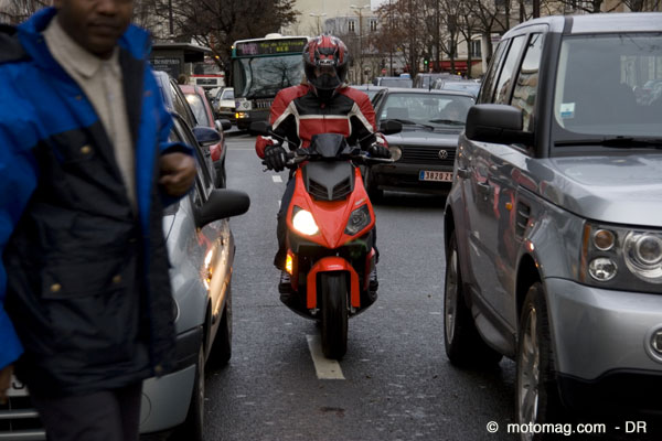 Remonter les files en moto sans risque 1avec-feux-2