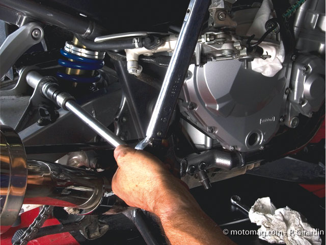 Entretenir les biellettes de suspension moto Photo-4-7