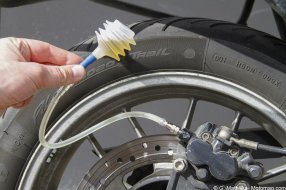 Soupape de purge de freinage moto Stahlbus : un système astucieux Arton28688-e9743