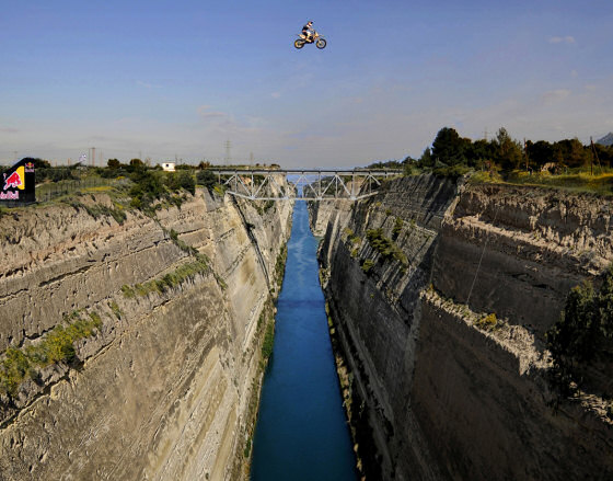 Nouveau record de saut : Robbie Maddison saute le canal de Corinthe. 414_album