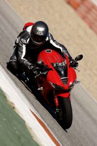 Triumph organise ses premiers Triumph Track Days. Daytona_675amini