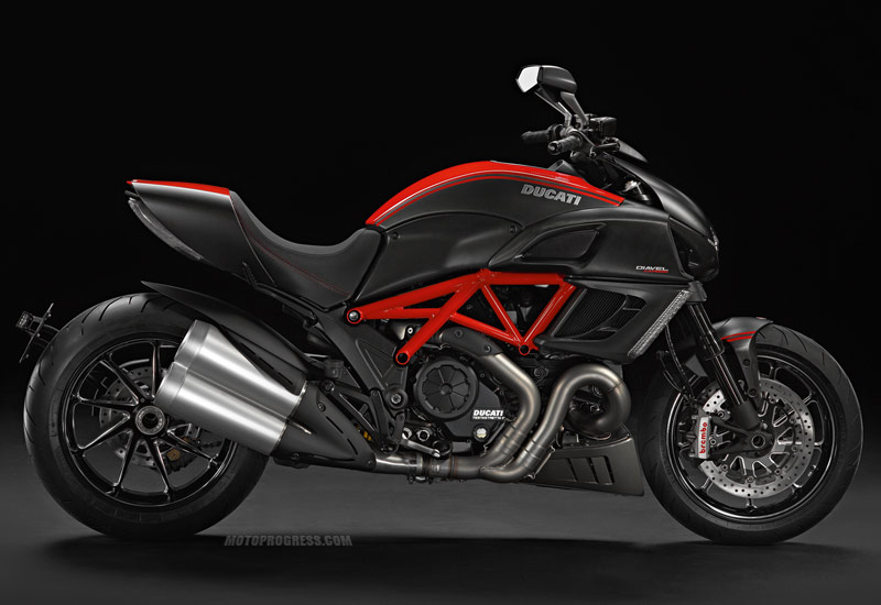 Sobre, léger, dépouillé, aérien.......Nottenebia par CR&S - Page 2 DUCATI-Diavel-Carbon-2013-1