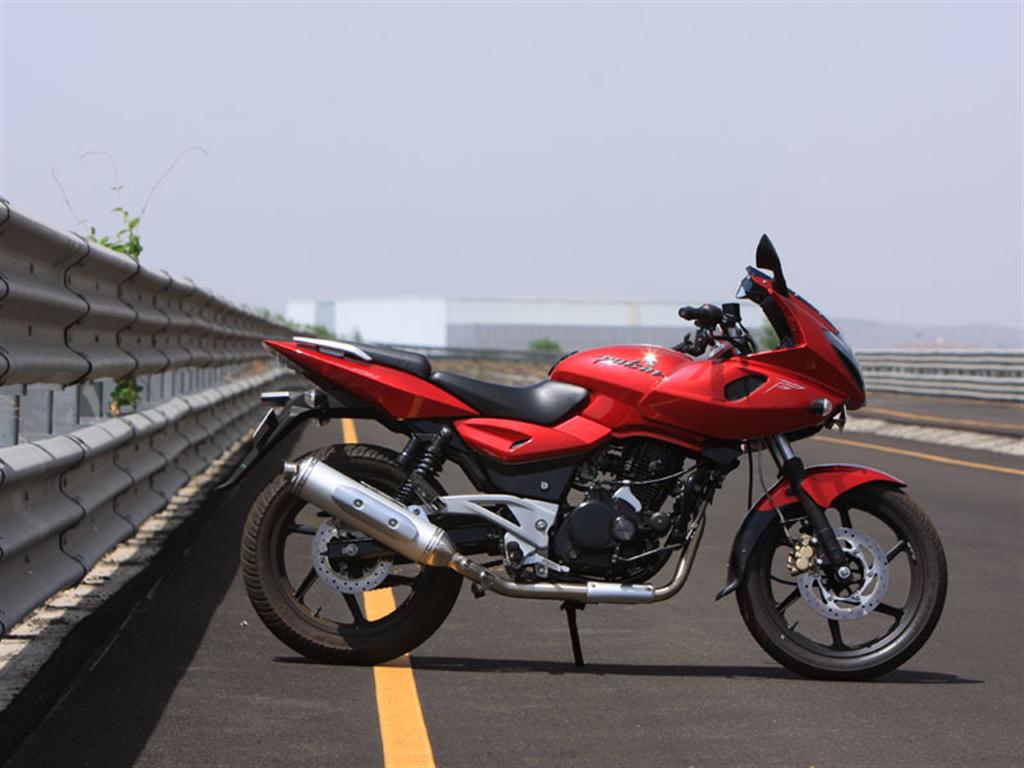 Hola 2009_bajaj_pulsar_220_side