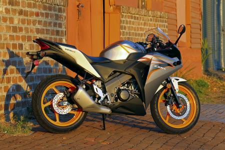 Dúvida na compra. - Página 2 2011-Honda-CBR125R-Review_AN8E6114