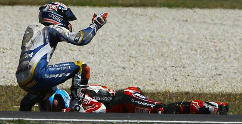 Carlos Checa mejora tras su accidente en SuperBikes 1