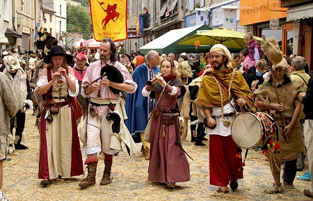 [3ème partie] Citadelles (Victoire de Gerik) - Page 2 Festival_moyen_age_cremieux_passion_medievale_troubadours