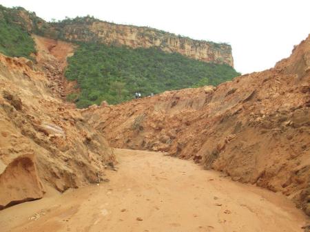 Officials investigate cause behind massive earth-split in Brazil Sd_cratera