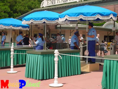 Est-ce que l'esplanade de Disneyland Paris est digne de Disney ? MK-NewSecurityTables2-0303-AVP-400