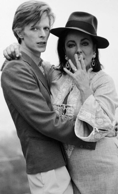 Tus fotos favoritas de los dioses del rock, o algo - Página 3 David-bowie-elizabeth-taylor-rare-photo-397x650