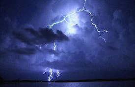 ~A noriu...~ - Page 2 Blue%20Lightning%20over%20water