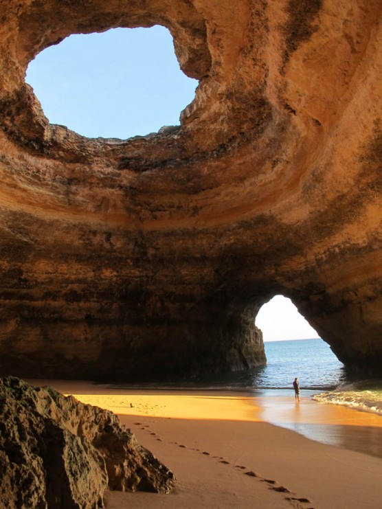 كهف بحري ساحر جدا  Sea-cave-algarve-portugal-556x741