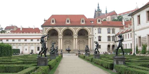 Entrada a la Masion Palacio-wallenstein-jardines