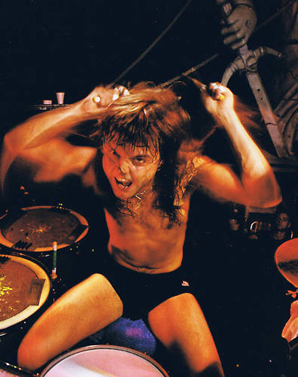 ¿Qué Estás Escuchando? - Página 34 Angry-Lars-Ulrich-on-drums