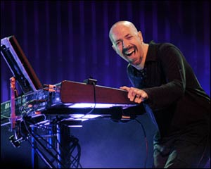 Les personnages métalliques qui vous impressionnent Jordan_rudess_2