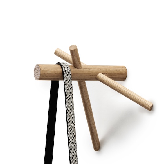 [Pateres] Benoît Deneufbourg : Sticks 2439-architecture-design-muuuz-magazine-blog-decoration-interieur-art-maison-architecte-benoit-deneufbourg-sticks-normann-copenhagen-patere-bois-01