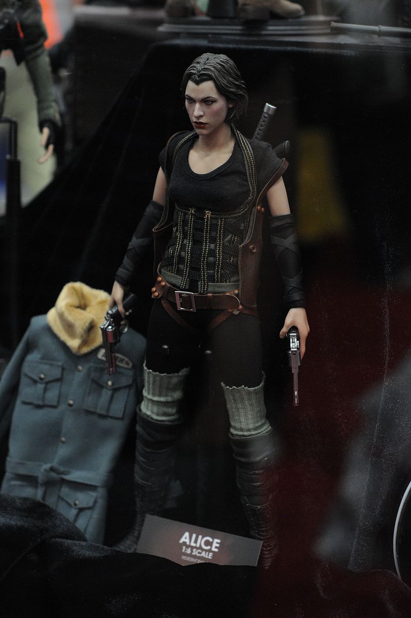 [SDCC 2011] Hot Toys -Alice Resident Evil: Afterlife Sdcc2011_sideshow_hottoys_22