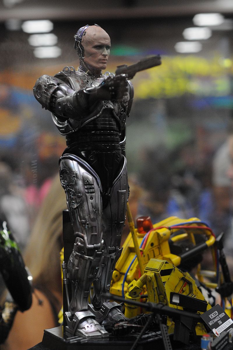 [Hot Toys] Robocop: Battle Damaged Version 1/6 scale - Página 3 Sdcc2014_sideshow_18