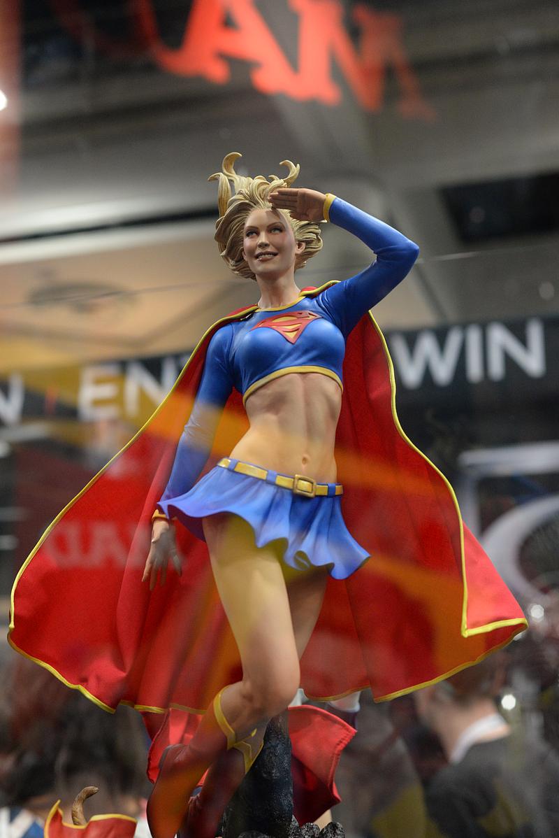 SUPERGIRL PREMIUM FORMAT - Page 2 Sdcc2015_sideshow_113