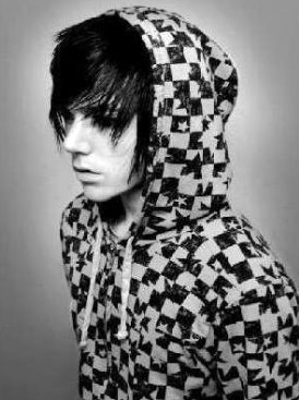 احتاج الـــــــــــــى ............ Emo-boy-sad