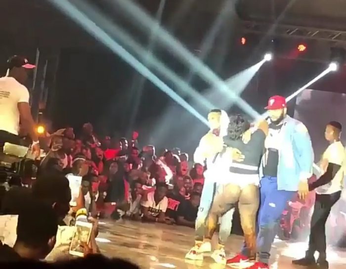 Lady  with A  Big Ass  Fainted After Hugging Wizkid On Stage In Ghana (See Photos) 1-95-700x544