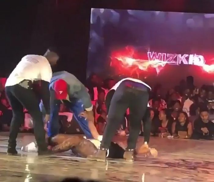 Lady  with A  Big Ass  Fainted After Hugging Wizkid On Stage In Ghana (See Photos) 2-75-700x596