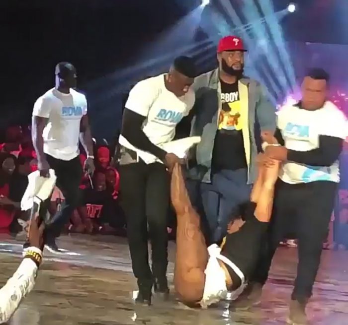 Lady  with A  Big Ass  Fainted After Hugging Wizkid On Stage In Ghana (See Photos) 3-40-700x655