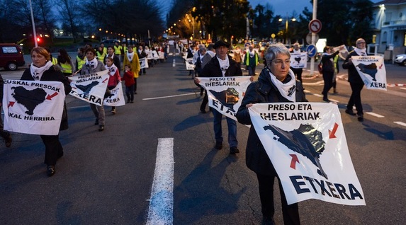 Euskal Herria: Una multitud exige "respeto a los derechos" de presos y exiliados. [vídeo] Senide_baiona