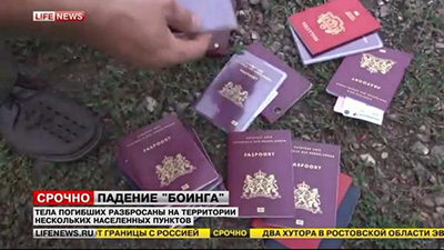 # RUMOR DE GUERRA: Seguimiento vuelo MH17 - Página 2 LifeNews-MH17-Recovered-Passports-400