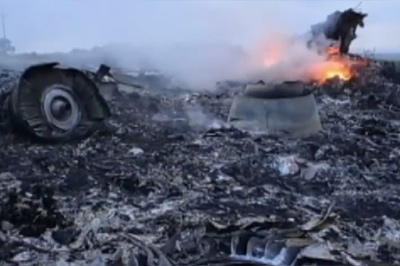 # RUMOR DE GUERRA: Seguimiento vuelo MH17 - Página 2 MH17-Plane-Wreckage-Site-1-400