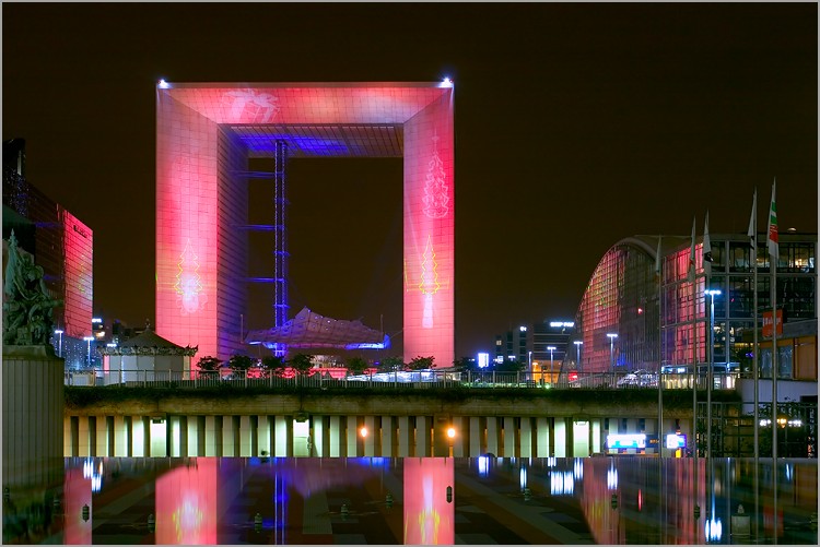 باريس الشانزليزيه Grande_arche_la_defense_illuminee_reflet_fontaine_5