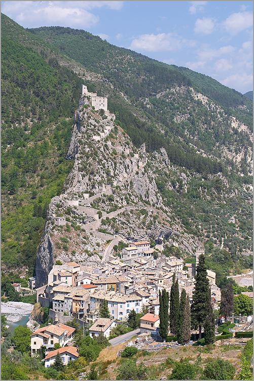  سحر الطبيعة موجود في الجزائر  Village_medieval_entrevaux_b_1