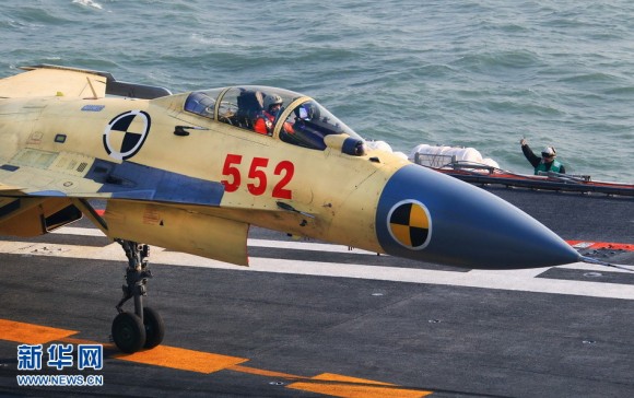 Primeros despegues y aterrizajes de cazas a bordo del portaaviones chino Liaoning!   J-15-no-Liaoning-11-580x364