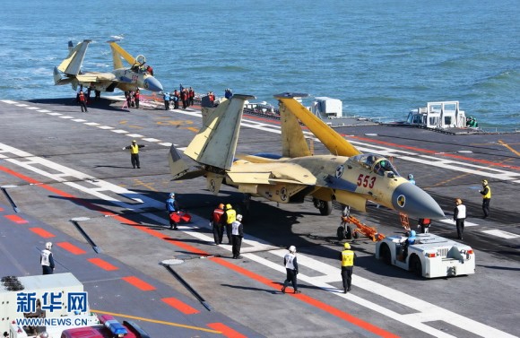 Primeros despegues y aterrizajes de cazas a bordo del portaaviones chino Liaoning!   J-15-no-Liaoning-3-580x377