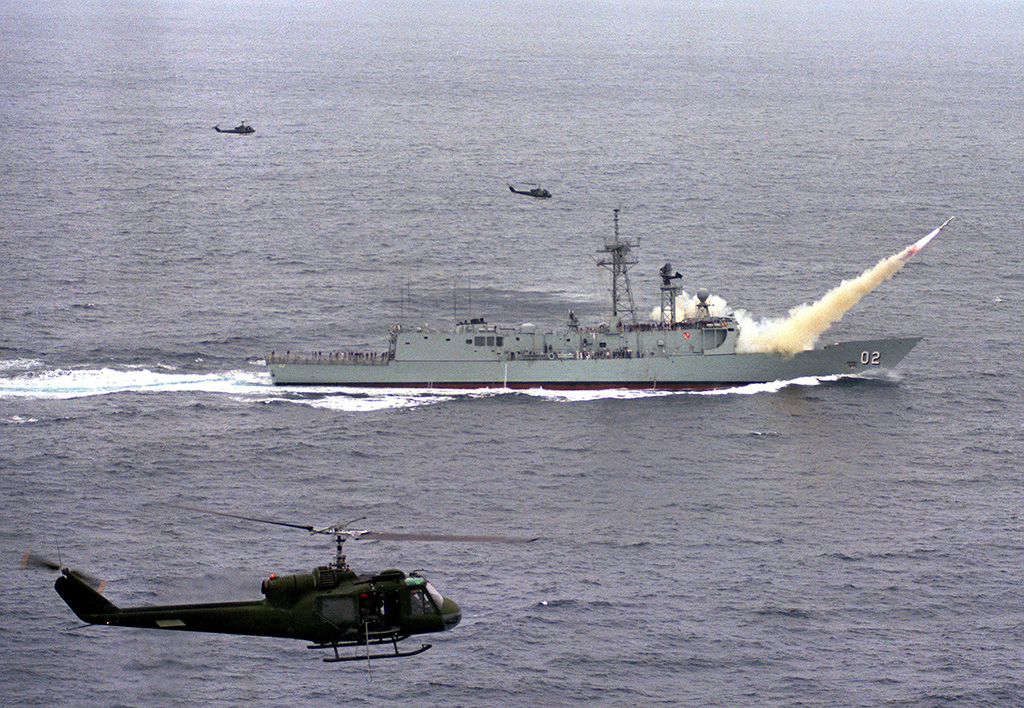 ARMADA DE BRASIL HMAS_Canberra_FFG_02_Harpoon