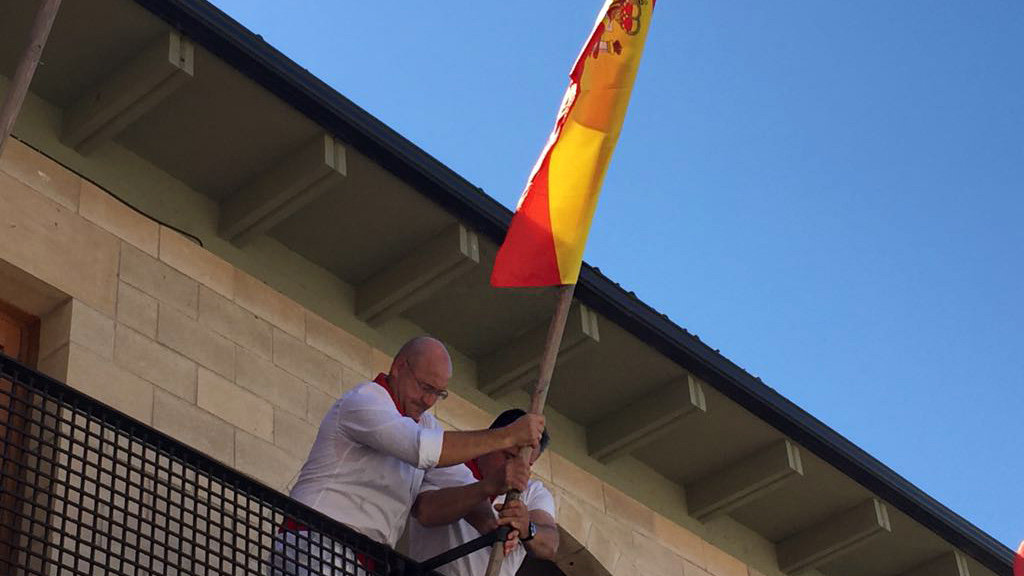 Queman de madrugada la bandera de España de la fachada del Ayuntamiento de Berbinzana 2016081614014933268