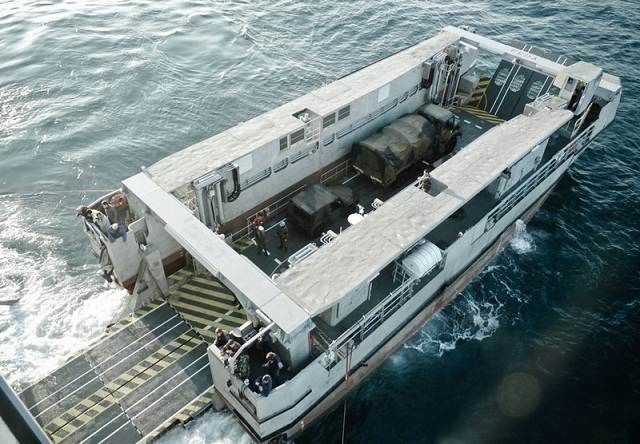 Armée Française / French Armed Forces - Page 33 Cnim_lcat_edar_french_navy_landing_craft_4