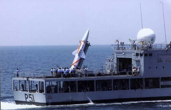 الهند تطلق صاروخ Dhanush البالستي القادر على حمل رؤوس نوويه  Dhanush_naval_nuclear_capable%20_ballistic-missile%20-Prithvi_Indian_Navy_INS_Subhadra