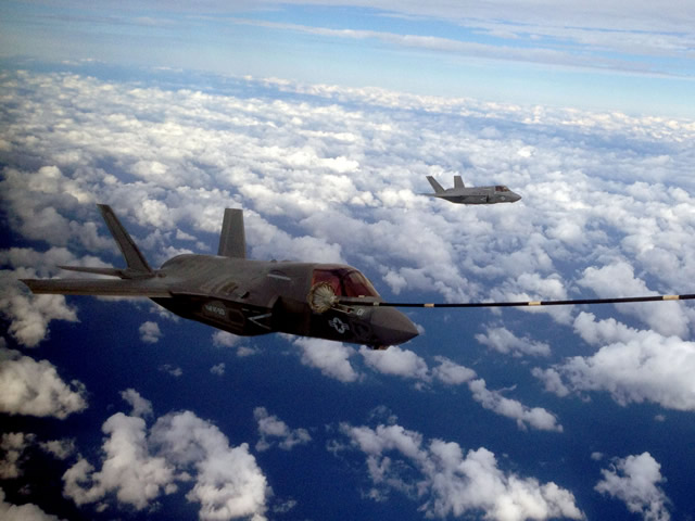 نجاح الطائرة F35 B في اختبار التزود بالوقود النسخة البحرية USMC_F-35B_Aerial_First_Refuel