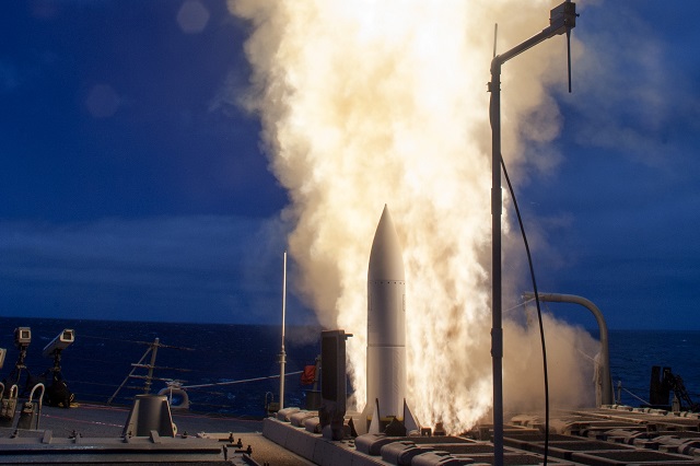 US Navy - Page 17 SM-6_Launch_USS_John_Paul_Jones_1