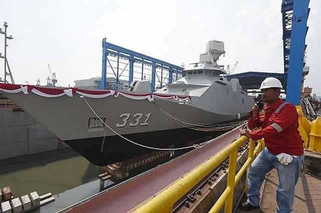 البحرية الاندونيسية تتسلم اول كورفيت سيغما PKR_10514_Frigate_TNI_AL_Launch