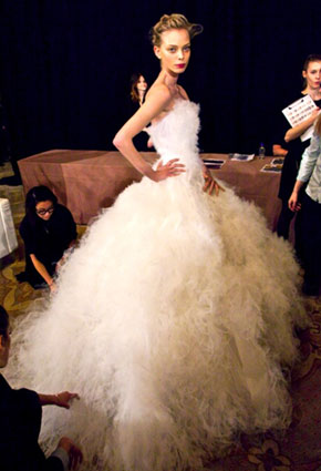 الريش و اناقتة فى فساتين زفاف 2013 Wedding-dresses5-7-1-2013-1