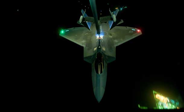 الرابتور فوق سوريا Us-airforce-re-fuels-F-22-Raptor-over-Syria