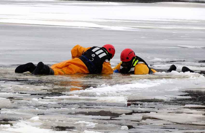 CANADIAN RANGERS A-rescuer-left-reaches-a-soldier-victim.scott_