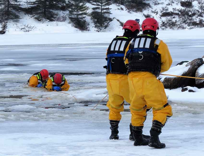 CANADIAN RANGERS Soldiers-haul-a-victim-and-his-rescuer-from-broken-ice-dco